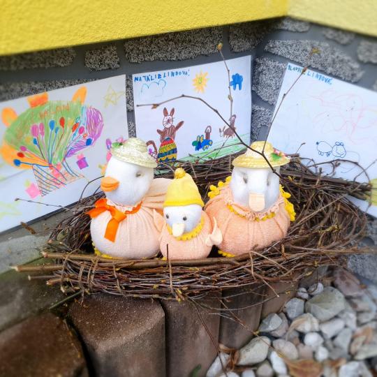 Kachní rodinka s velikonočními obrázky od Natálky a Klaudinky Lindových ze Ždírce